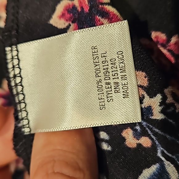 Floral v neck blouse - Picture 8 of 8